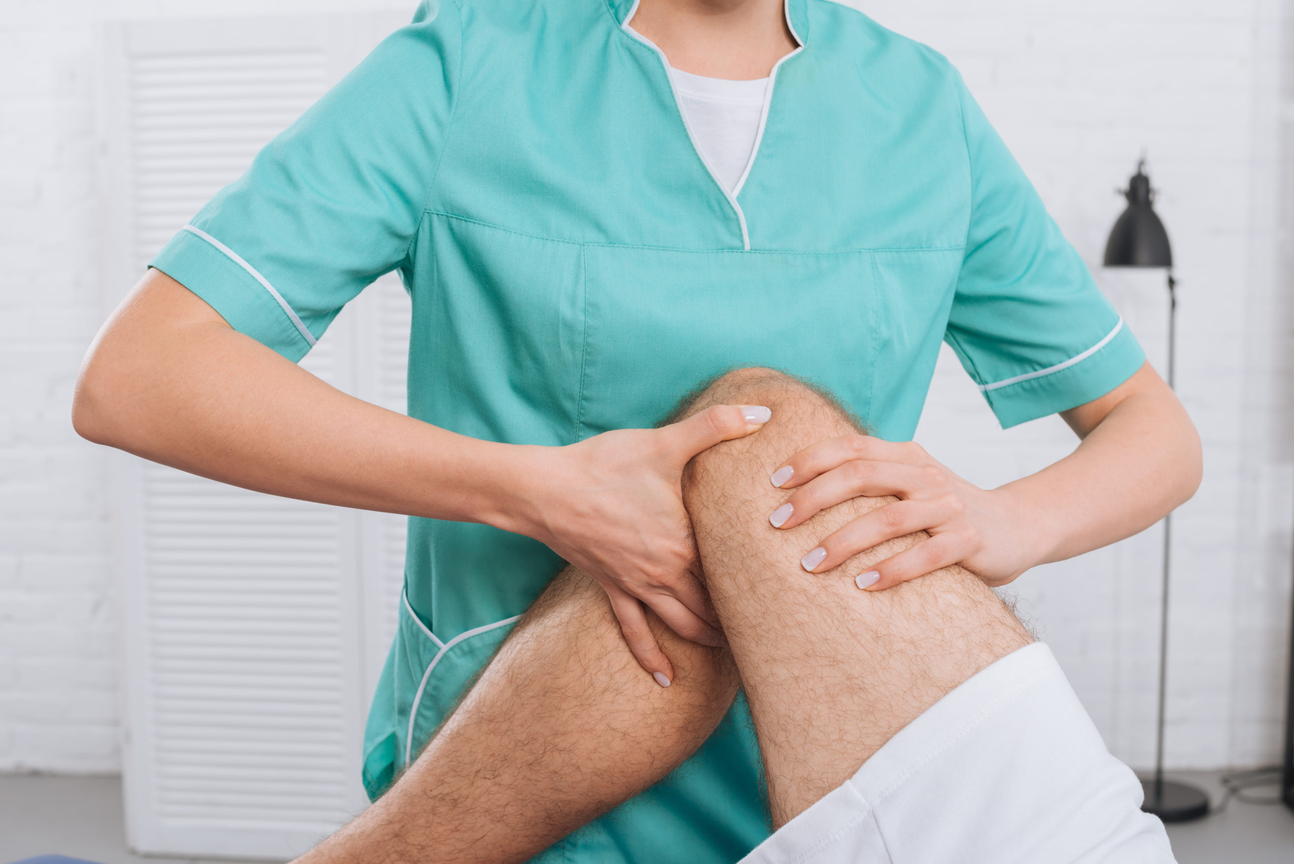 terapia di fisioterapia sulla gamba di un paziente