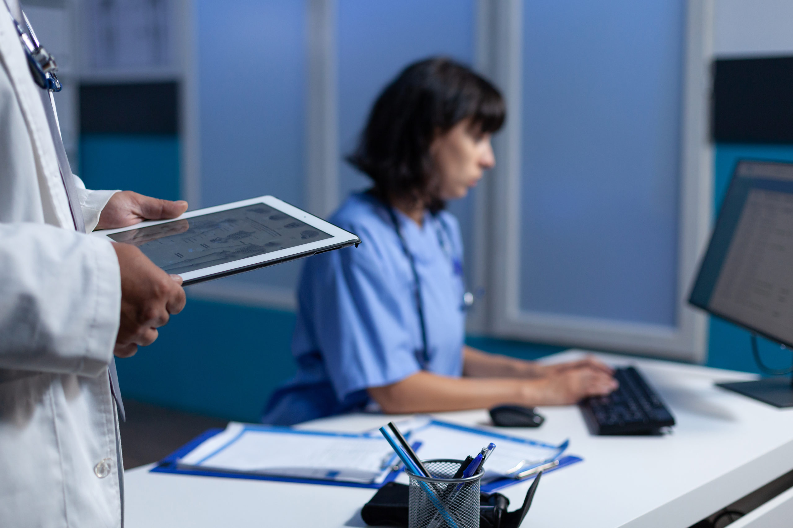 dottori che lavorano alla dfiagnosi di un paziente tramite tablet