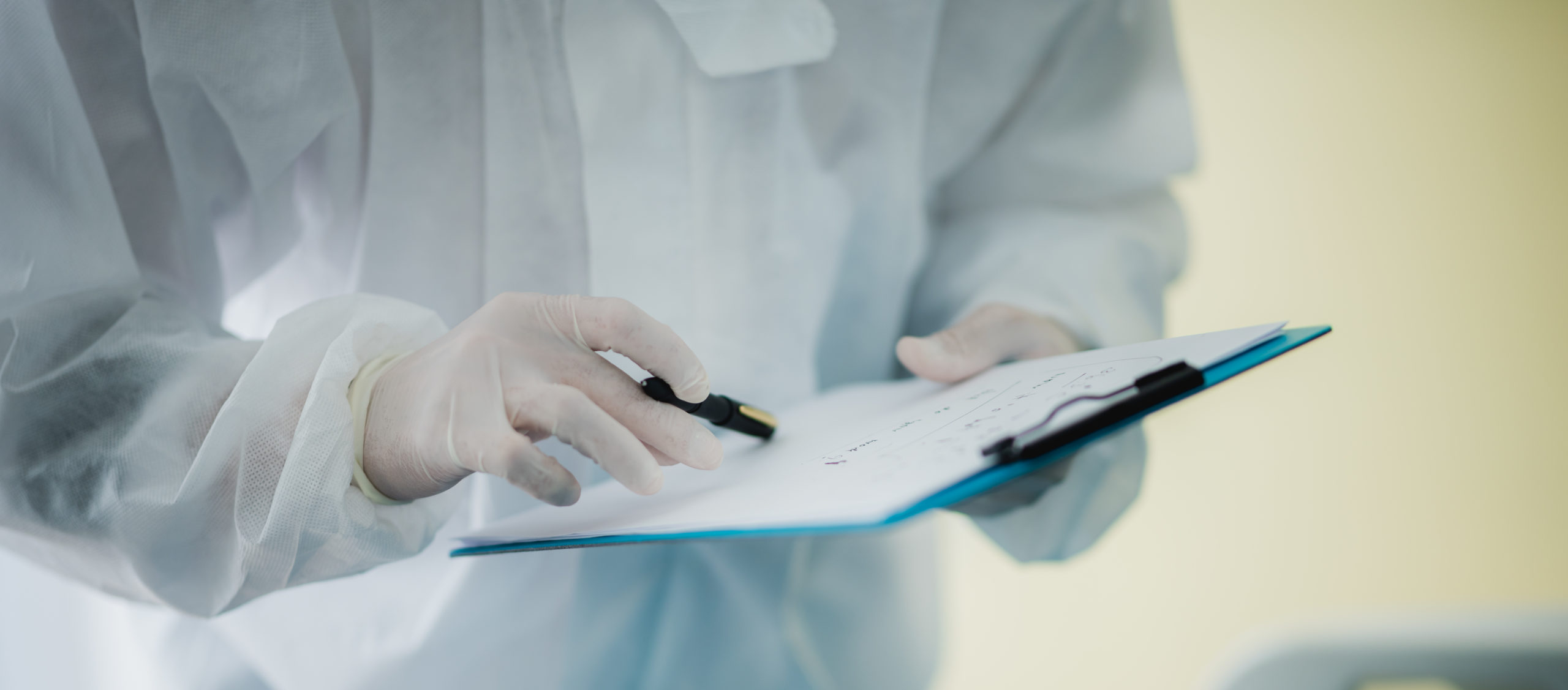 dottore controllando la diagnosi
