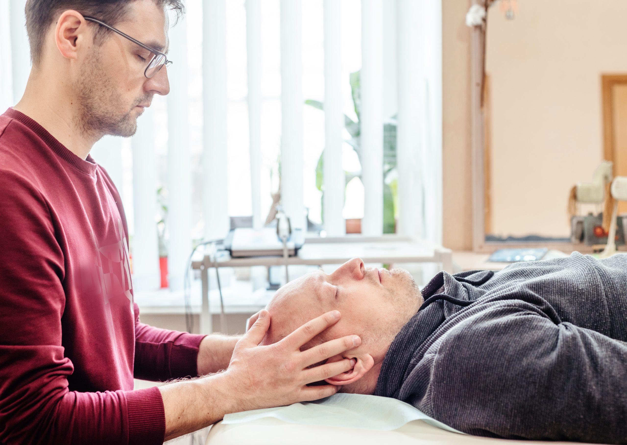 Terapia Cranosacrale di osteopatia su un paziente uomo